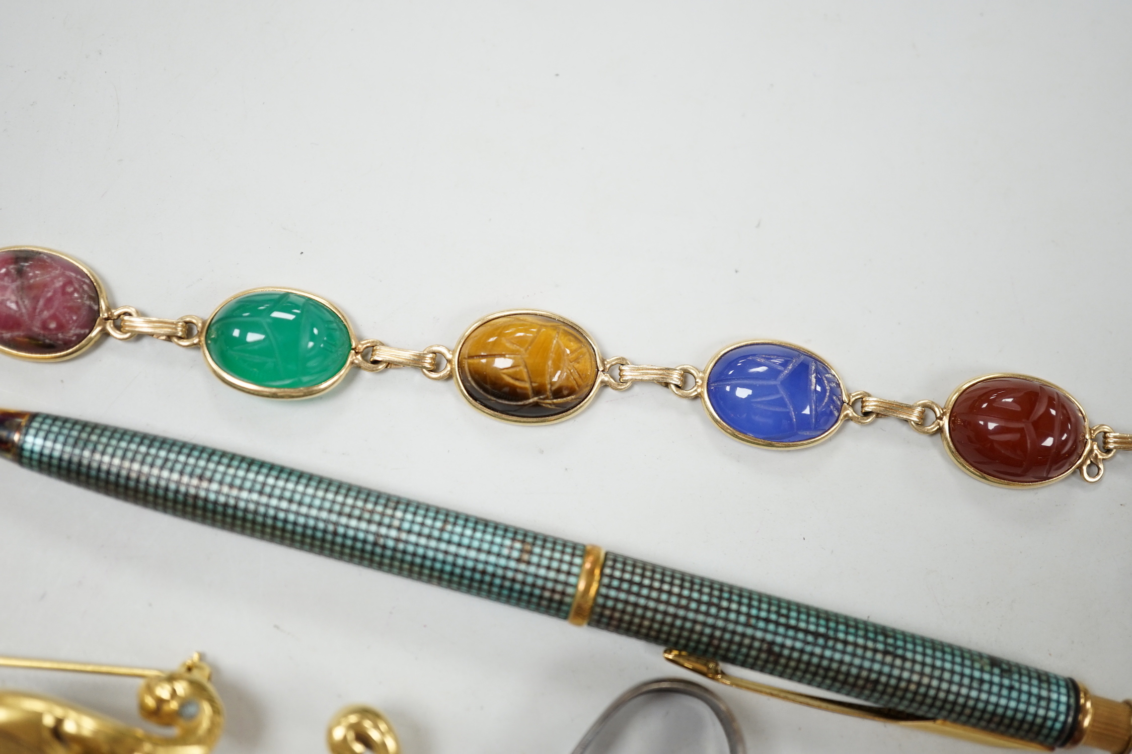 A 14k yellow metal and cabochon hardstone (carved as scarabs) set bracelet, including bloodstone and tiger's eye quartz, 17cm and sundry costume jewellery including a paste set cross pendant.